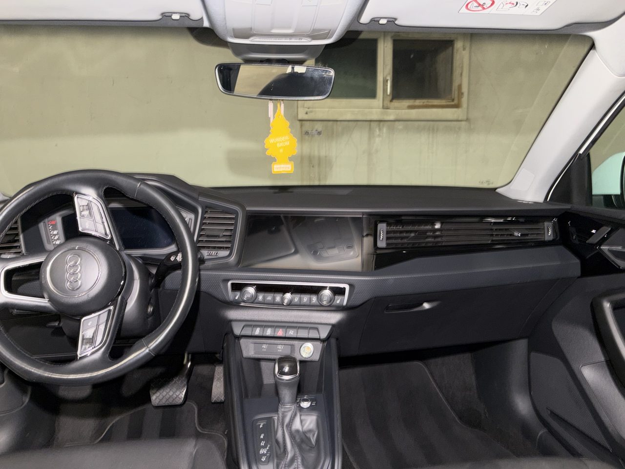 Audi A1 Cockpit nach der Innenaufbereitung — Armaturen, Display und Konsole sauber — MD CARE Rheintal