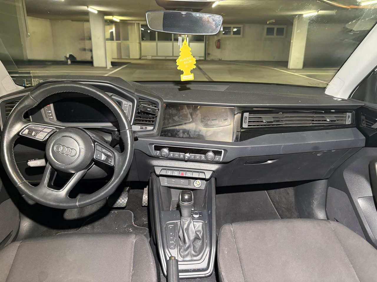 Audi A1 Cockpit vor der Innenaufbereitung — staubiges Display und Konsole